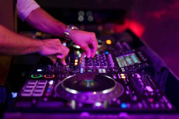 DJ qui mixe sur platine